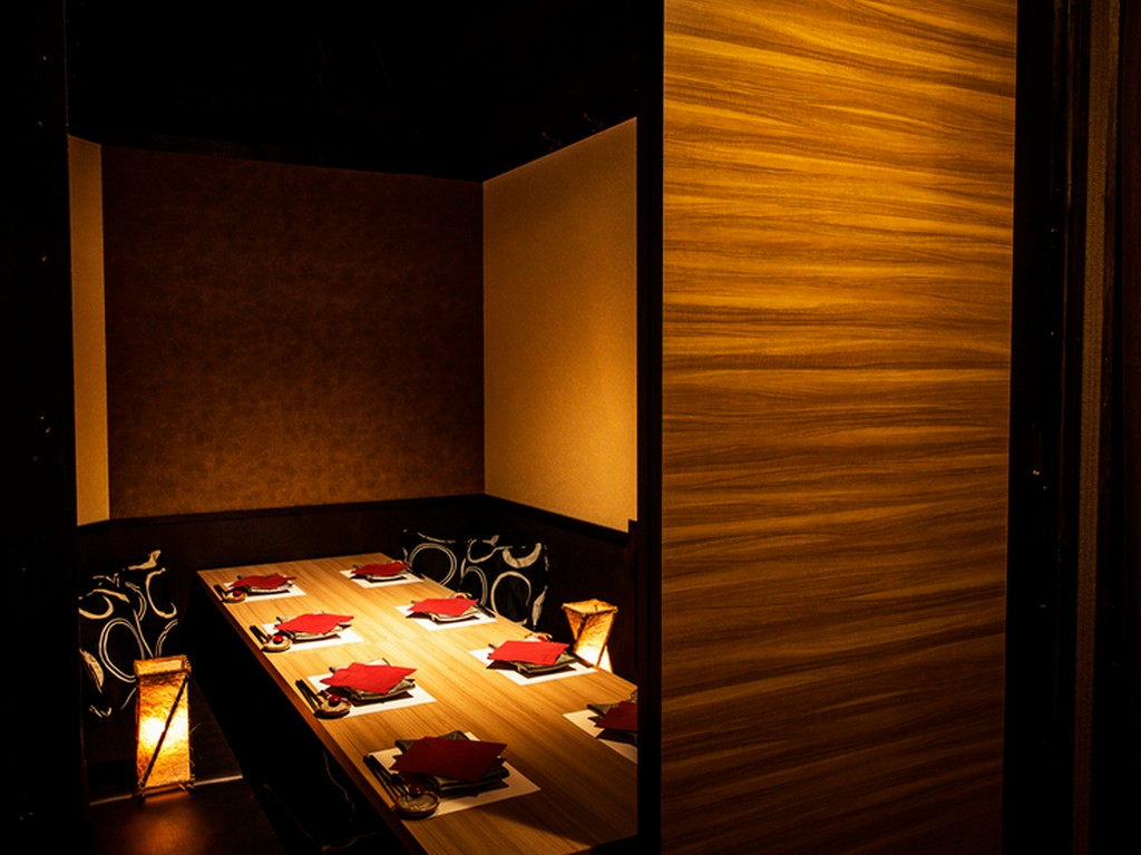 各種宴会に好評な、気品と優雅さを兼ね備えた和モダンな個室