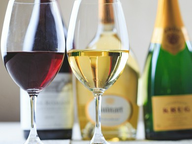 常時100種類以上の世界各国の美味しいワインが楽しめます