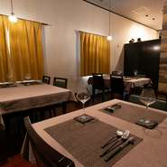 窓際で、落ち着いたテーブル席