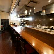 ライブ感あふれるカウンター席