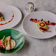 魚料理にはポアレ、ムニエル、アクアパッツァがあり、魚の種類はその日に仕入れた鮮魚を使用。写真は太刀魚を使った料理。貝類もおすすめで、「サザエ」「バイ貝」「アワビ」など、その日により内容が異なります。