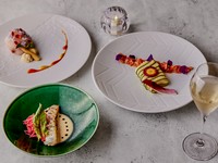 魚料理にはポアレ、ムニエル、アクアパッツァがあり、魚の種類はその日に仕入れた鮮魚を使用。写真は太刀魚を使った料理。貝類もおすすめで、「サザエ」「バイ貝」「アワビ」など、その日により内容が異なります。