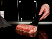 こだわりの海鮮西洋料理3品と、A5ランク近江牛の希少部位の赤身（50g）と霜降り（50g）をご堪能するコース