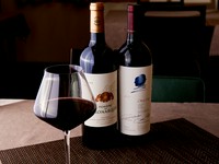 料理に合わせることはもとより、どっしりタイプやライトなものなどゲストのどんな好みにも合うようにワインのラインナップが充実。メニューに記載されている以外にも10種類以上のストックがあります。