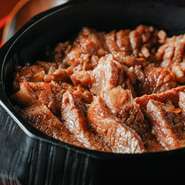 秘伝の醤油ダレと肉の旨味が絶妙に絡む
1膳目は、そのまま、２膳目は薬味を加えて、3膳目は、お茶漬けに、４膳目はお好みで
サラダ、味噌汁、お新香付き

・コーヒー+200円
・デザート+400円