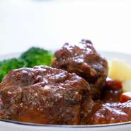 肉の旨みと食感を十分に味わっていただけるよう大きめにカットした近江牛を、3日間かけてじっくり煮込んだ当店自慢の一品です。

サラダ、ご飯 or パン付き

・コーヒーor紅茶+200円
・デザート+400円