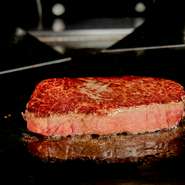 近江牛は、きめ細かい滑らかな肉質、しつこさのない甘い脂、そして芳醇な香りが特長です