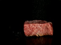 その日に仕入れたこだわりの海鮮西洋料理3品と、A5ランク近江牛の希少部位の『赤身』と『霜降り』ステーキ