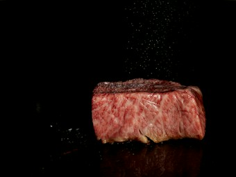 その日に仕入れたこだわりの海鮮西洋料理3品と、A5ランク近江牛の希少部位の『赤身』と『霜降り』ステーキ