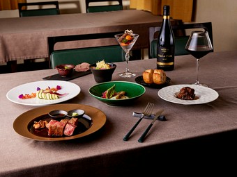 オーナーこだわり近江牛ステーキを気軽に食べられる。
シンプルな焼き方で牛肉の味わいを存分に楽しめる。