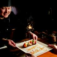 ※12月24日・25日はクリスマスコースの販売があるため、こちらのコースは停止します。

※記念日・誕生日でご利用のお客様は、フルーツソースでメッセージを添えたアニバーサリーデザートプレートをご用意いたします。ご予約時にご利用目的を教えてください。