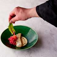 ステーキの専門店ですが、専門がフランス料理なので洋食のメニューも各種用意しています。おすすめは『近江牛の赤ワイン煮込み』。すべて手づくりで、牛の骨でスープを取るところから始め、１週間かけてつくります。