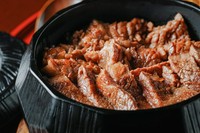 【要予約】近江牛をたっぷり使用したステーキ丼！
特製ソースが食欲をそそります。薬味で味変もご堪能ください！
並 3000円　上 4000円
※使用する部位や肉質が異なります