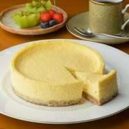 【要予約】お持ち帰り用デザート。シェフのパティシエ時代に大好評だった一品です。パーティの手土産などにどうぞ！
カットケーキは1P400円です。