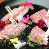 肉本来の旨みを引き立ててくれる、豊富に揃った全国各地の日本酒