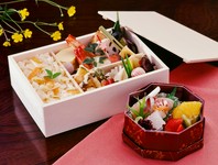 幕の内弁当　2,700円
折詰め弁当　3,700円
松花堂弁当　6,000円～10,000円

※時節柄、10月～4月末までのメニューとなります