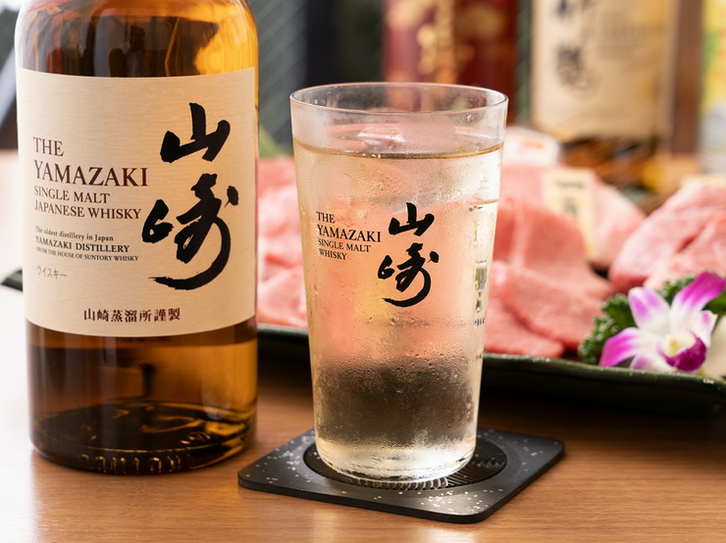 ゆったりとくつろぎながら、お肉と合わせてお酒も楽しむ