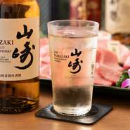 お肉と相性の良い高級なお酒からリーズナブルに味わえる一本まで、さまざまな種類のワイン、日本酒、ウイスキーなどが用意されています。お肉とお酒によるマリアージュを満喫。