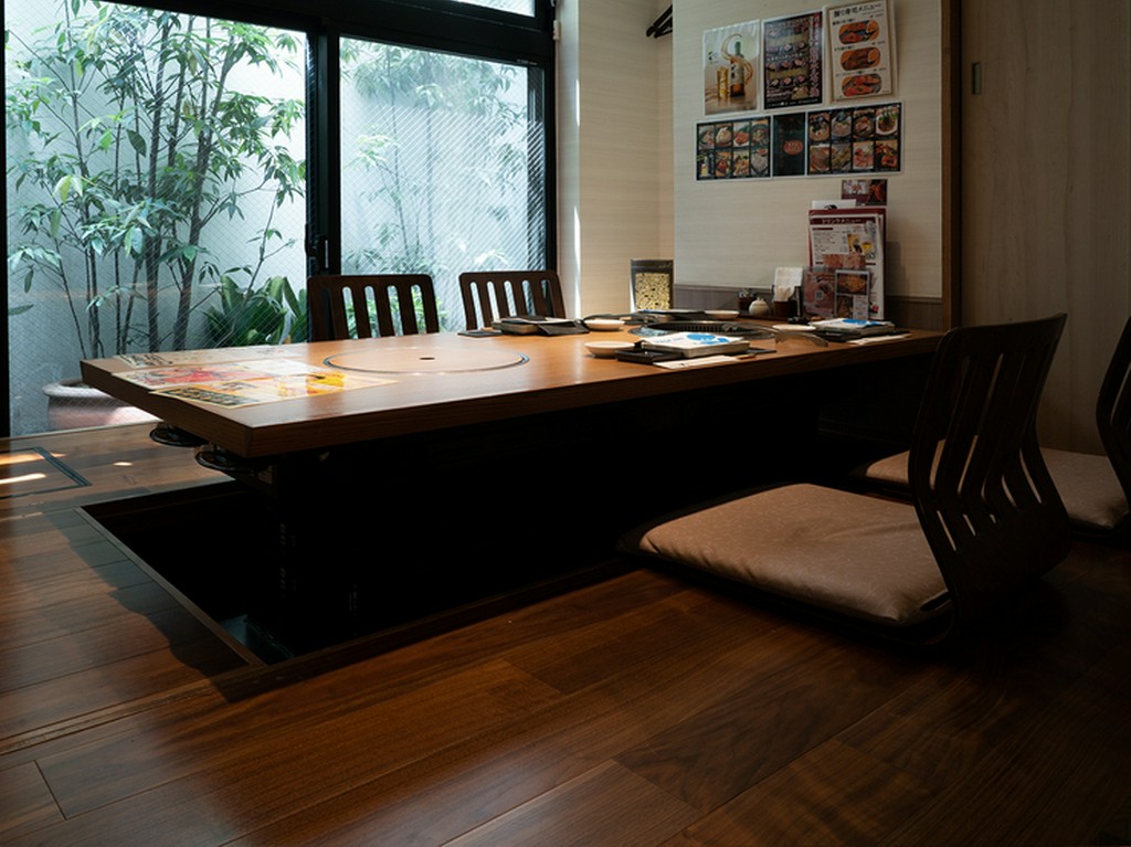 プライベートが守られる個室席で食事を堪能