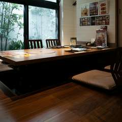 プライベートが守られる個室席で食事を堪能