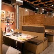 個室のほかに42席のテーブル席がある店内には、モダンさの中にも落ち着きを感じさせる和の空間が広がります。家族団らんを築きたいときなど、普段使いの食事にも大いに活用。