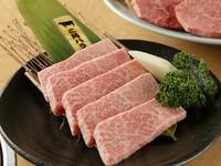 バラ肉の中の王様。霜降りの美しさ、味の良さ、香りはカルビ肉のファーストクラスとも言われています。