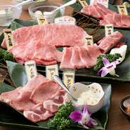 こだわりの牛肉は、A4もしくはA5ランクの雌牛のみを使用。ホルモンは鮮度にこだわり、精肉店直営だからこそ提供できる質の良さを実現。一枚ずつ丁寧に焼きながら、素材の良さを楽しむことができます。