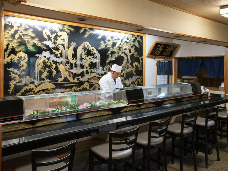 鯉の滝登りを描いた大きな絵が出迎えるモダンな空間