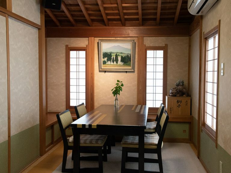 上質な料理と落ち着きのある内装はかしこまった席にも好適