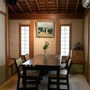 慶事や法事など、かしこまった席にも好適な落ち着きのある内装と、上質な料理が訪れるゲストをもてなします。テーブル利用も可能な畳の座敷は年配のゲストにも嬉しいサービスです。