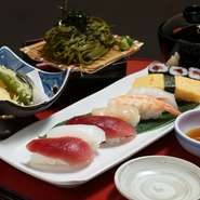 リーズナブルな料金でカジュアルに日本料理が楽しめるランチタイムは女性にも大好評です。鮨や天ぷら、茶碗蒸しなど【鮨割烹　清龍】の人気メニューが勢揃い、華やかな料理に女性同士の会話も弾みます。