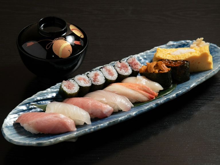 熟練の鮨職人の磨き抜かれた技が光る『雅〜みやび』で厳選仕入れの魚貝を使った、上質な鮨を味わう