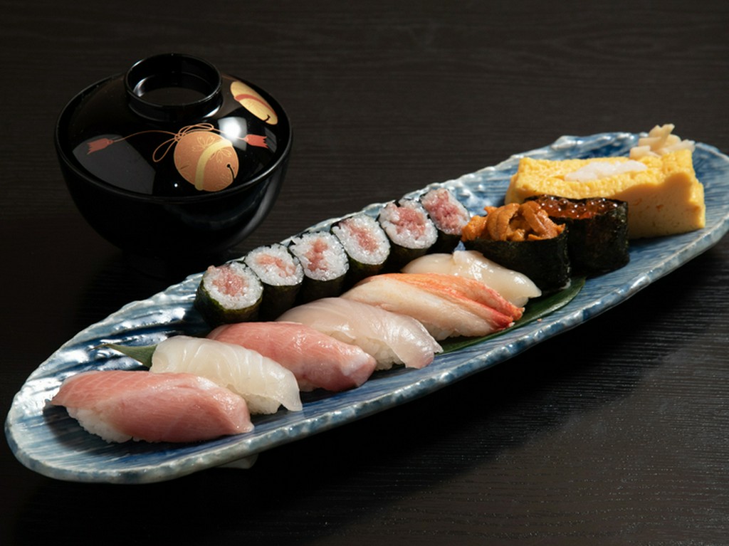 熟練の鮨職人の磨き抜かれた技が光る『雅～みやび』で厳選仕入れの魚貝を使った、上質な鮨を味わう