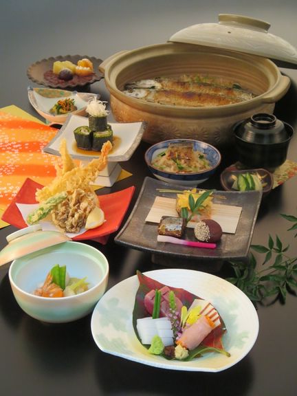 四季折々の食材を五感で堪能する『季節の会席』は趣向を凝らした美しい仕上がり