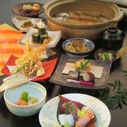 吟味した季節の素材を日本料理の繊細な技法で仕上げた『季節の会席』。四季折々の食材を五感で堪能、趣向を凝らした美しい一皿一皿は旬の食材ならではの魅力にあふれています。
