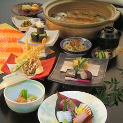 四季折々の食材を五感で堪能する『季節の会席』は趣向を凝らした美しい仕上がり