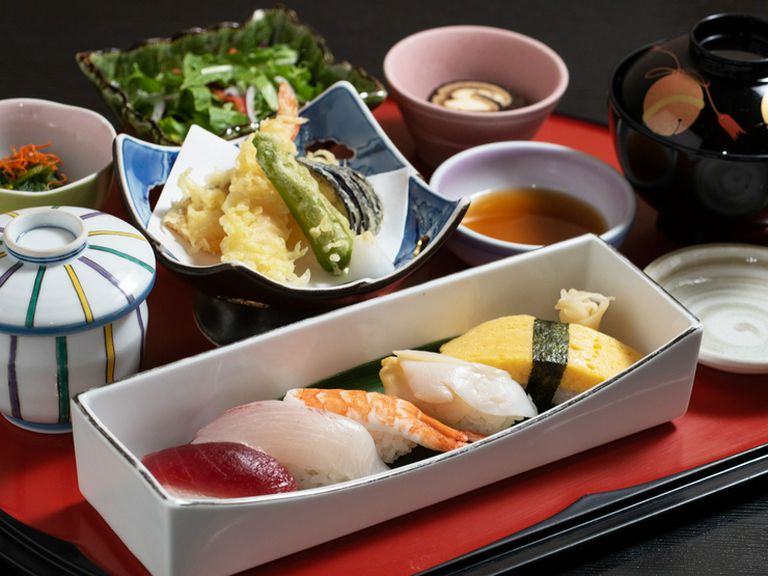 オススメの逸品が贅沢に楽しめる『鮨御膳』はひとつひとつ手づくりされた上品な味わい