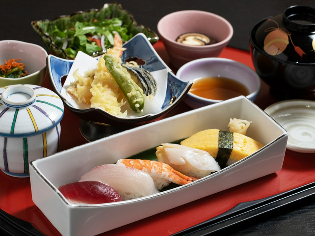 オススメの逸品が贅沢に楽しめる『鮨御膳』はひとつひとつ手づくりされた上品な味わい