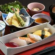 鮨、天ぷら、小鉢に茶碗蒸しと【鮨割烹　清龍】オススメの逸品が贅沢に楽しめる『鮨御膳』。鮨はもちろん、ひとつひとつ丁寧に手づくりされた料理は、どれも素材を活かした上品な味わいです。