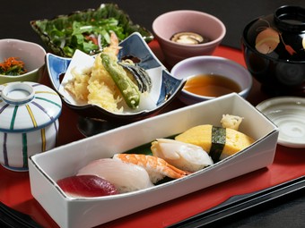 オススメの逸品が贅沢に楽しめる『鮨御膳』はひとつひとつ手づくりされた上品な味わい