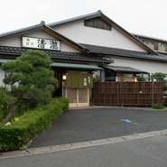 店に入った瞬間から気持ち良くお迎えができるよう、あいさつや、声掛けなど、お客様がご来店になった時の第一声を大切にしています。慶事から法事まで、ご用途に合わせた接客も心がけています。