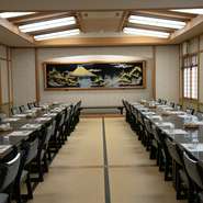 鯉の滝登りや、富士山を描いた大きな絵が印象的な情緒ある和の空間です。慶事や法事はもちろん、会食、宴会など、美味しい料理と酒で大切な人とのお時間をお過ごしください。