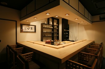 高級感溢れる上質な空間。北海道の恵みをたっぷり満喫できる鮨店