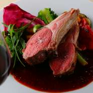 キッチンを間に左右にフロアがわかれており、1８名までの個室としても利用が可能です。大切な接待や家族のお祝い事など、シェフのスペシャリテを味わいながら、優雅な時間を満喫してみてはいかがでしょう。
