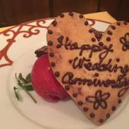 フランボワーズアイスや杏子のタルト、チョコレートケーキなど、その時々のデザートを盛り合わせたメッセージプレートも用意が可能です（1500円）。記念日には予約して、大切な人との思い出に残るワンシーンを。
