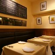 肩肘を張らずに、寛いだ時間を過ごせる【ル・ヴァン・ドゥー】。フランス、プロバンス地方の風景などが描かれた、美しい絵画が飾られたお洒落な空間で、二人の大切な記念日や特別の日のディナーを味わってみては。
