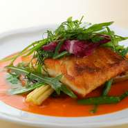 函館より入荷する「大沼牛」や、ニュージーランド産「仔羊肉」、また、魚は毎日築地にて目利きし入荷されます。栃木益子や伊豆稲取で育った有機野菜などと共に織りなされる、シェフ渾身の一皿に至福のひと時です。
