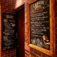 隠れ家のような小さな入り口の扉を開けると、ふんわりと美味しい香りが漂う「大人のビストロ」に。南フランスのビストロを訪れたようにゆったりできる、そんな寛ぎ感もお店の自慢です。
