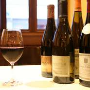 ソムリエがフランス各地のワインを厳選！グラスは白赤ワイン4種類ずつ¥680～、ボトルも全部で80種類以上¥3,300～。とっておきのワインも眠っているかもです。お気軽にお問い合わせください！！