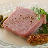 オープン当時から人気の、定番料理「テリーヌ」。上質な食材でつくる不動の味わいです。